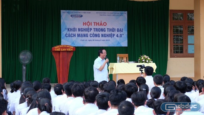 Giáo sư Nguyễn Lân Dũng đã tiếp thêm rất nhiều động lực để các em học sinh trường Trung học phổ thông Chế Lan Viên thực hiện ước mơ của bản thân mình. (Ảnh: LC)