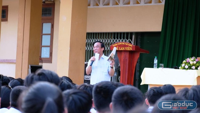 Nhiều câu chuyện về cuộc sống đã được Giáo sư Nguyễn Lân Dũng chia sẻ với các em học sinh trường Chế Lan Viên. (Ảnh: LC)