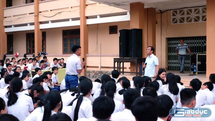 Nhiều thắc mắc của các em học sinh đã được Giáo sư Nguyễn Lân Dũng giải thích gọn ghẽ (Ảnh: LC)
