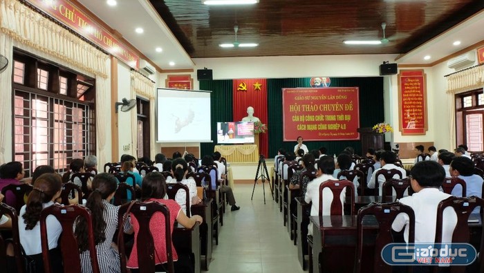Hơn 200 cán bộ công chức cùng 5 đơn vị xã đã nghe Giáo sư Nguyễn Lân Dũng nói chuyện chuyên đề. (Ảnh: LC)