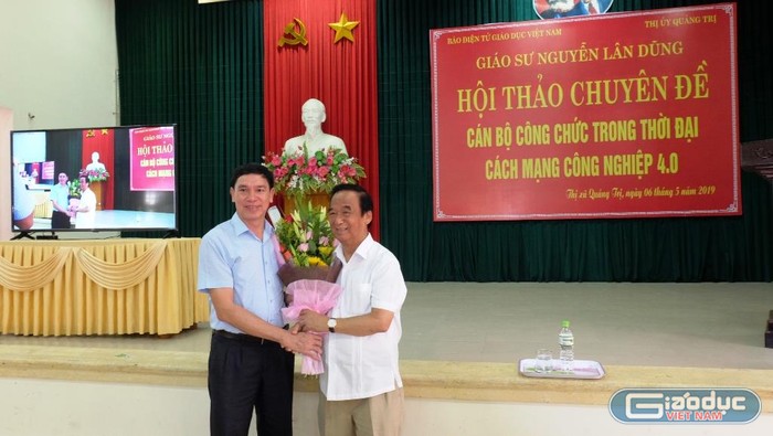 Ông Lê Tiến Dũng, Bí thư thị xã Quảng Trị tặng hoa Giáo sư Nguyễn Lân Dũng.