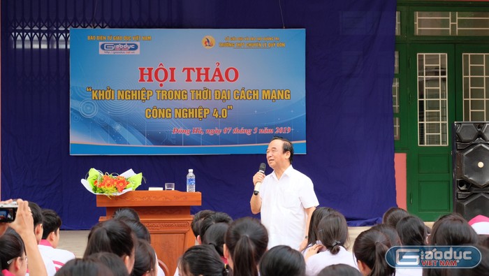 Sự gần gũi trong việc chia sẻ kiến thức của Giáo sư Nguyễn Lân Dũng đã gây ấn tượng mạnh với các em học sinh. (Ảnh: LC)