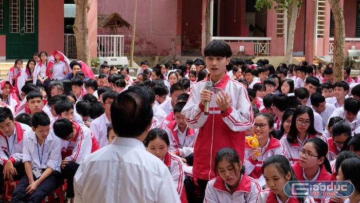 Tất cả các thắc mắc của các em học sinh trường Lê Quý Đôn đã được Giáo sư Nguyễn Lân Dũng giải đáp đầy đủ. (Ảnh: LC)