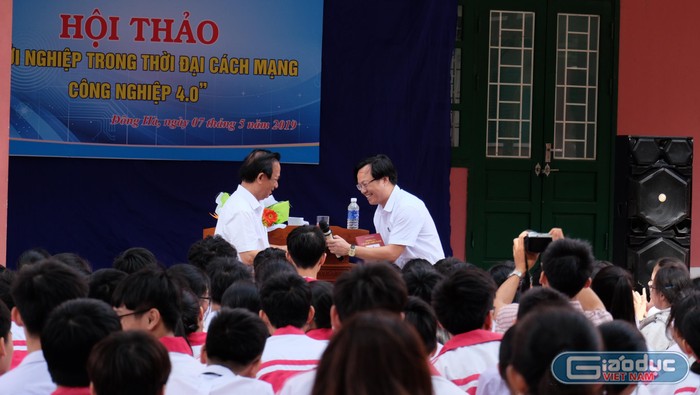 Những cuốn sách là món quà đầy ý nghĩa của Giáo sư Nguyễn Lân Dũng gửi tới các giáo viên trường chuyên Lê Quý Đôn. (Ảnh: LC)
