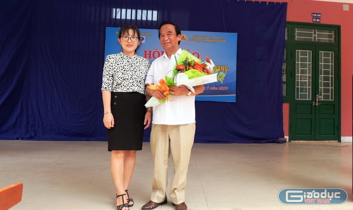 Đại diện trường Lê Quý Đôn, cô giáo Hà Lệ Chi đã tặng hoa và cảm ơn Giáo sư Nguyễn Lân Dũng. (Ảnh: LC)