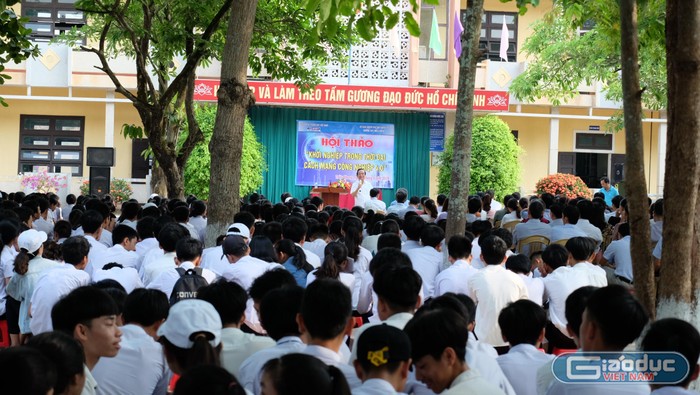 Hơn 1100 học sinh và các thầy cô giáo đã được nghe diễn giả đặc biệt là Nhà giáo nhân dân Nguyễn Lân Dũng truyền tải cảm hứng học tập, giảng dạy. (Ảnh: LC)