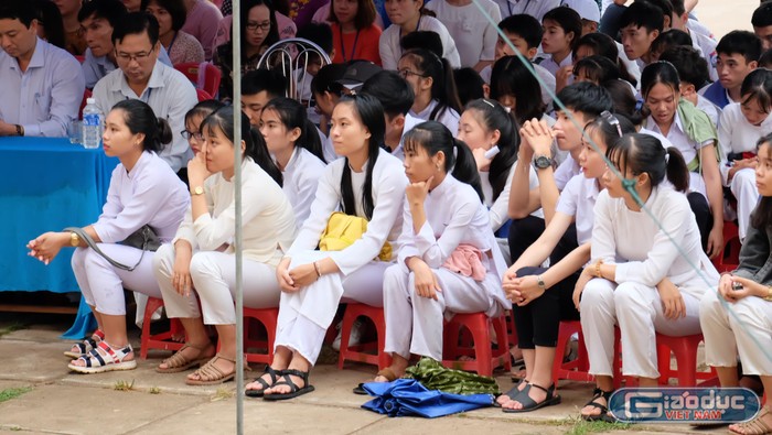Không ít em học sinh của trường đã thay đổi suy nghĩ sau khi nghe chia sẻ của Giáo sư Nguyễn Lân Dũng. (Ảnh: LC)