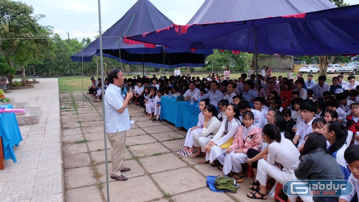 Vượt qua thời tiết khó khăn, các em học sinh trường Nguyễn Hữu Thận đã có buổi Hội thảo đầy ý nghĩa. (Ảnh: LC)