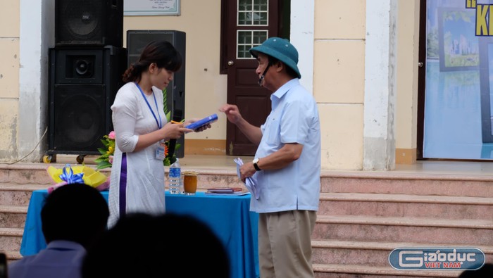 Rất nhiều món quà ý nghĩa của Giáo sư Nguyễn Lân Dũng đã được gửi tặng thầy cô và học sinh nhà trường. (Ảnh: LC)