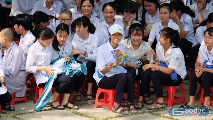 Với cách chia sẻ gần gũi, thân thiện của Giáo sư Nguyễn Lân Dũng, buổi Hội thảo đã trở thành hoạt động ngoại khóa đầy bổ ích cho các em học sinh trường Triệu Phong.