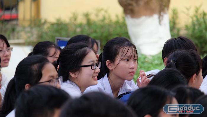Những câu chuyện gần gũi của Giáo sư Nguyễn Lân Dũng đã truyền tải nhiều cảm hứng cho cách em học sinh trước khi sang trang mới của cuộc đời. (Ảnh:LC)