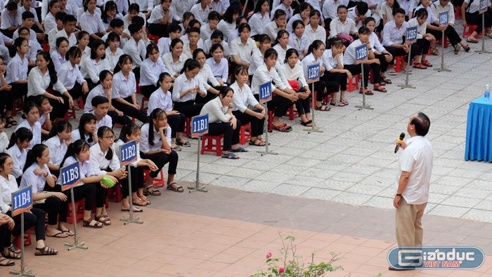 Không nhiều dịp các em học sinh trường Bùi Dục Tài được nghe Giáo sư Nguyễn Lân Dũng truyền cảm hứng. (Ảnh: LC)