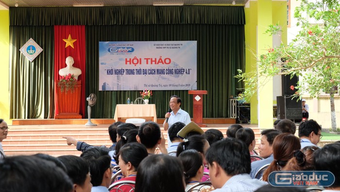 Được lắng nghe chia sẻ và giao lưu với Giáo sư Nguyễn Lân Dũng là một dịp đặc biệt đối với thầy và trò trường Trung học phổ thông thị xã Quảng Trị. (Ảnh: LC)