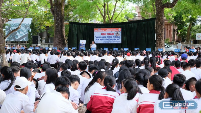 Hơn 1000 em học sinh đã được nghe Giáo sư Nguyễn Lân Dũng truyền cảm hứng học tập và khởi nghiệp. (Ảnh: LC)