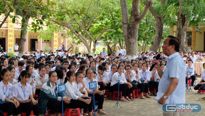 Dù tuổi đã khá cao nhưng Giáo sư Nguyễn Lân Dũng rất tâm huyết với thế hệ trẻ nói chung và các em trung học phổ thông nói riêng. (Ảnh: LC)