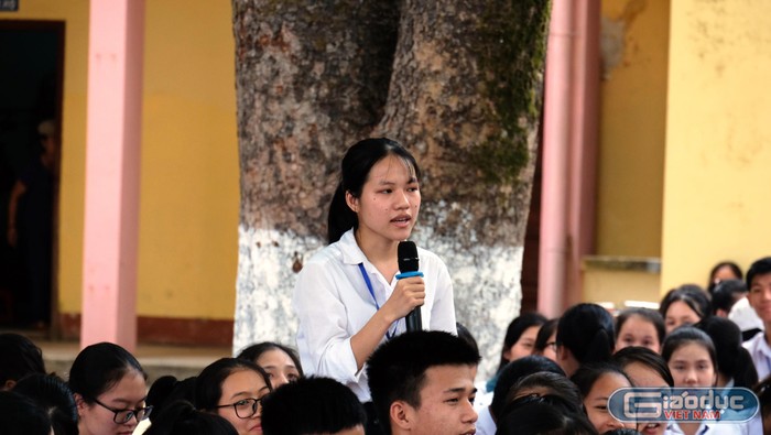 Nhiều trăn trở, nhiều câu hỏi đã được các em học sinh gửi đến Giáo sư Nguyễn Lân Dũng, bằng kiến thức và tâm huyết của mình Giáo sư đã tiếp thêm động lực cho các em học sinh. (Ảnh: LC)