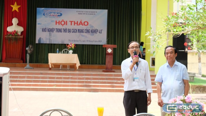 Thầy giáo Nguyễn Tiến Dũng gửi lời cảm ơn đến Báo Điện tử Giáo dục Việt Nam, Giáo sư Nguyễn Lân Dũng. (Ảnh: LC)