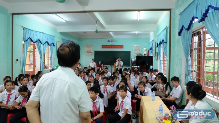 Giáo sư Nguyễn Lân Dũng cũng đã trả lời các câu hỏi của các em nhỏ, nhiều thắc mắc đầu đời đã được giáo sư Giải đáp. (Ảnh: LC)