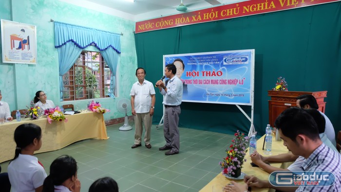 Đại diện nhà trường xúc động cám ơn Báo điện tử Giáo dục Việt Nam và Giáo sư Nguyễn Lân Dũng. (Ảnh: LC)