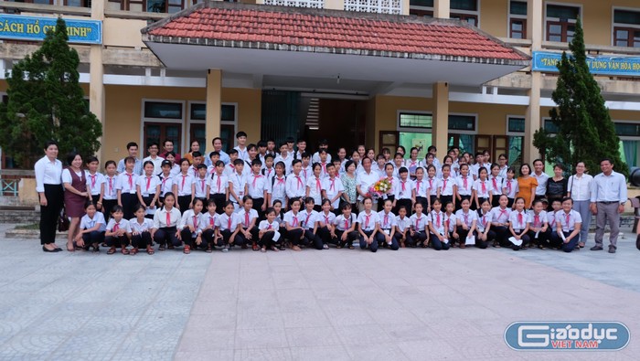 Các em học sinh trường Tiểu học và Trung học cơ sở Hải Tân đã có trải nghiệm bổ ích với Giáo sư Nguyễn Lân Dũng.(Ảnh: LC)
