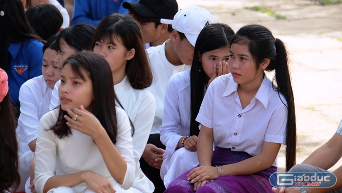 Các em học sinh người dân tộc Vân Kiều đặc biệt ấn tượng với GIáo sư Nguyễn Lân Dũng. (Ảnh: LC)