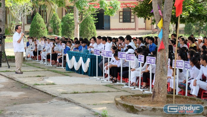Giáo sư Nguyễn Lân Dũng ân cần, gần gũi với các em học sinh trường Đakrông. (Ảnh: LC)