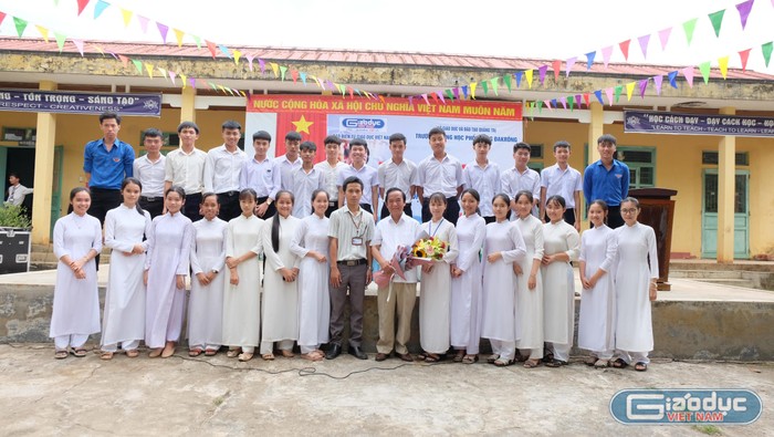 Giáo sư Nguyễn Lân Dũng chụp ảnh với các em học sinh trong trường. (Ảnh: LC)