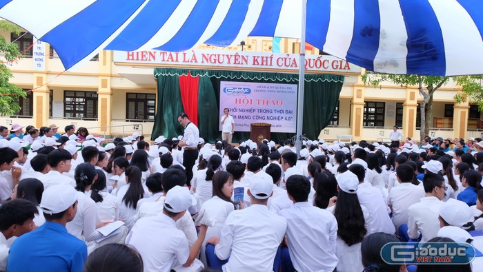Thầy trò trường Trung học phổ thông Hướng Hóa đã có những trải nghiệm đặc biệt với Giáo sư Nguyễn Lân Dũng. (Ảnh: LC)