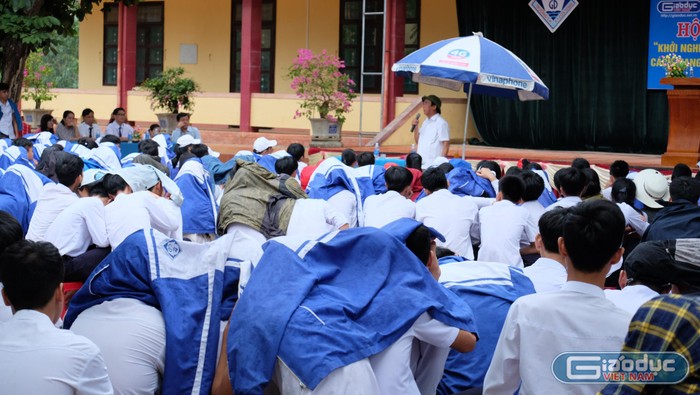 Cơn mưa bất chợt giữa tháng 5 ở Cửa Tùng không ngăn được thầy và trò trường Cửa Tùng trong buổi nói chuyện đầy quý báu của Giáo sư Nguyễn Lân Dũng. (Ảnh: LC)