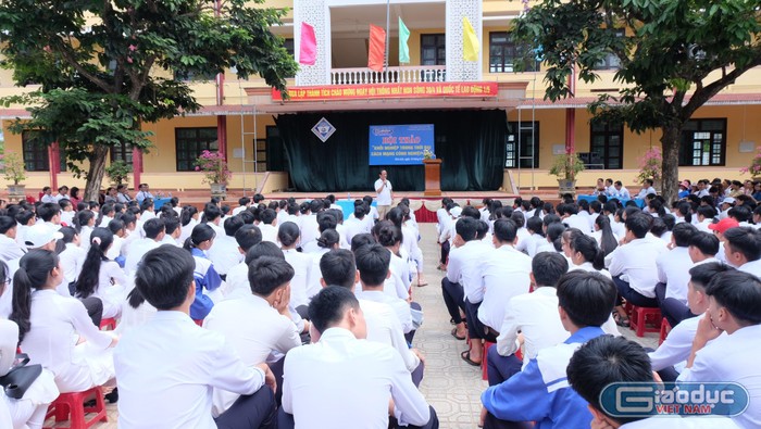 Giáo sư Nguyễn Lân Dũng đã chia sẻ nhiều kinh nghiệm quý đối với học sinh trường Cửa Tùng trong việc thực hiện ước mơ. (Ảnh: LC)