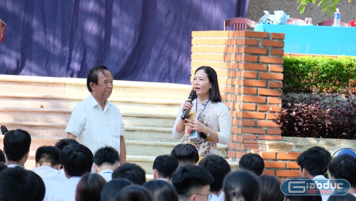Không chỉ các em học sinh, các thầy cô giáo trong trường Đông Hà cũng rất xúc động khi bất ngờ được Giáo sư Nguyễn Lân Dũng tặng những món quà hết sức ý nghĩa. (Ảnh: LC)