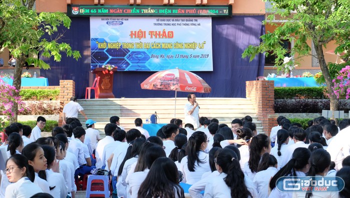 Gần 1500 em học sinh trường Đông Hà đã được nghe Giáo sư Nguyễn Lân Dũng truyền cảm hứng. (Ảnh: LC)