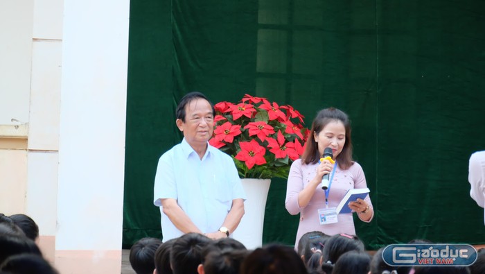 Những món quà ý nghĩa mà Giáo sư Nguyễn Lân Dũng dành tặng thầy cô giáo cả 2 trường Lương Thế Vinh và trường Thành Cổ. (Ảnh: LC)