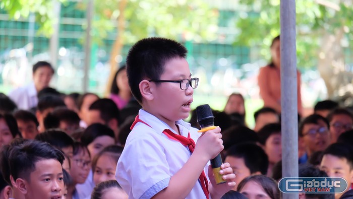 Nhiều câu hỏi hay, ý nghĩa đã được các em học sinh mang khăn quàng đỏ gửi tới Giáo sư Nguyễn Lân Dũng. (Ảnh: LC)