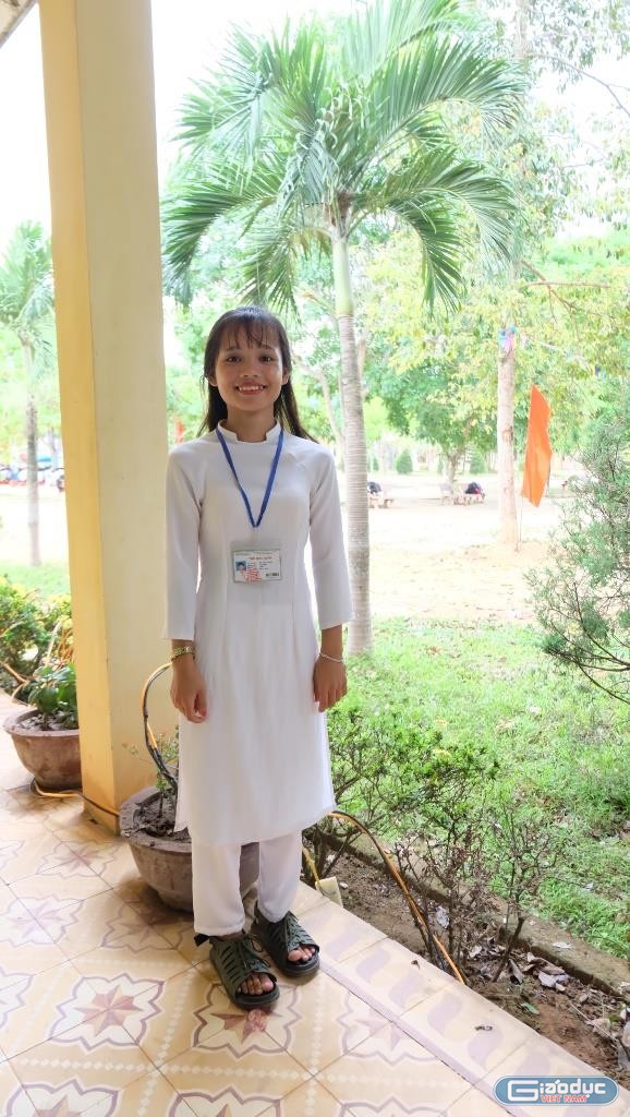 Cô nữ sinh người dân tộc Vân Kiều Hồ Thị Nhương ước mơ mình sẽ trở thành luật sư để giúp đỡ buôn làng. (Ảnh: LC)