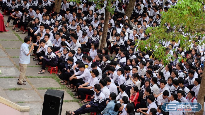 Sân trường ngày nay không còn là những hố bom đau thương nữa, sân trường ở Quảng Trị đã nhường lại màu xanh của bình yên và khát vọng tuổi trẻ. (ảnh: LC)
