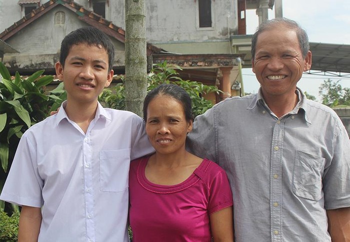 Cậu học trò nghèo Thái Xuân Đăng bên cạnh ba mẹ mình. (Ảnh: NVCC)
