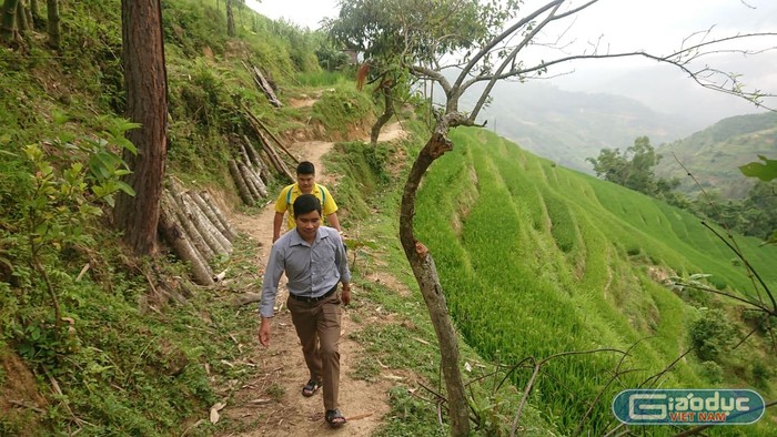 Đường vào nhà Óng là quãng đường đi bộ 2 Km đường núi, quanh những nương lúa chín. (Ảnh: Nguyễn Toan)