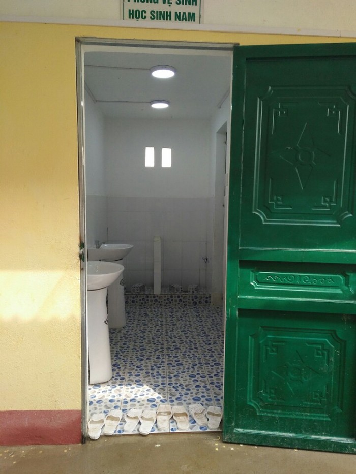 Nhà vệ sinh cho đồng bào các con em dân tộc được thực hiện theo phương châm xanh, sạch, đẹp. (Trường Lũng Cú)
