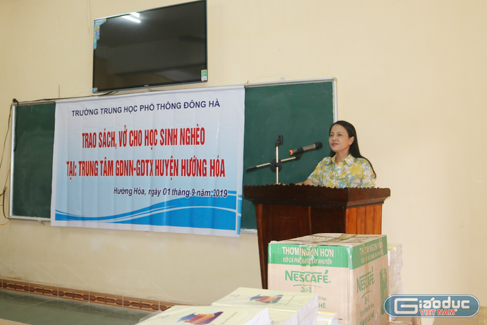 Cô giáo Trần Thị Cam, Hiệu trưởng trường Trung học phổ thông Đông Hà phát biểu tại buổi trao tặng.