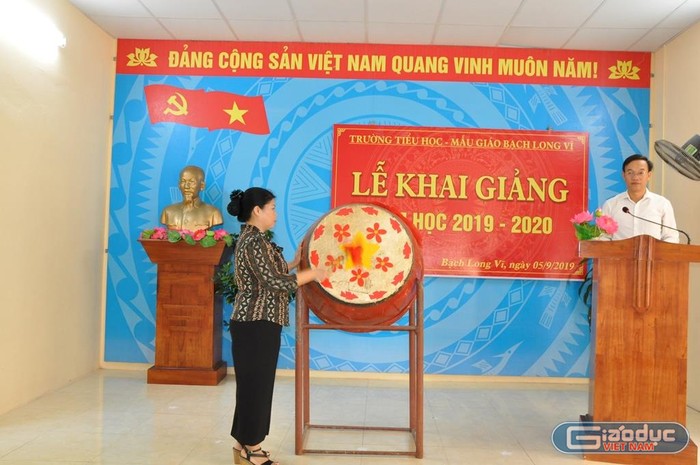 Bà Nguyễn Thị Bích - Phó Bí thư Huyện ủy, Chủ tịch Hội đồng nhân dân huyện Bạch Long Vĩ đánh trống khai trường.