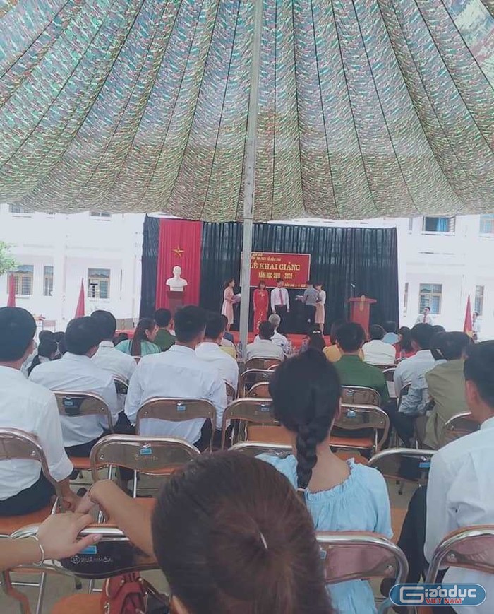 Ngày khai giảng năm nay là ngày khai giảng vui nhất của các thầy cô giáo ở Nậm Chà trong nhiều năm trở lại đây