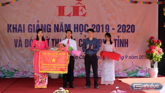 Đại diện Trường Phổ thông dân tộc bán trú Tiểu học Na Cô sa đón nhận cờ thi đua của Ủy ban nhân dân tỉnh Điện Biên
