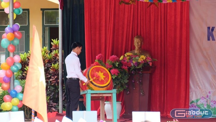 Thầy giáo Nguyễn Văn Quân - Hiệu trưởng nhà trường đánh trống chào mừng năm học mới.