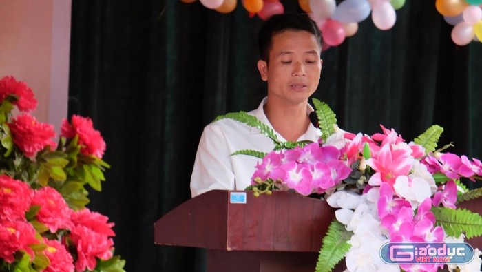 Trưởng phòng Giáo dục và Đào tạo huyện Nậm Pồ phát biểu chúc mừng thầy và trò nhà trường.
