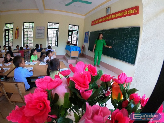 Lớp học ghép 1 - 2 của cô giáo Nguyễn Thị Huệ ở điểm trường Na Cô Sa 1. (Ảnh: LC)
