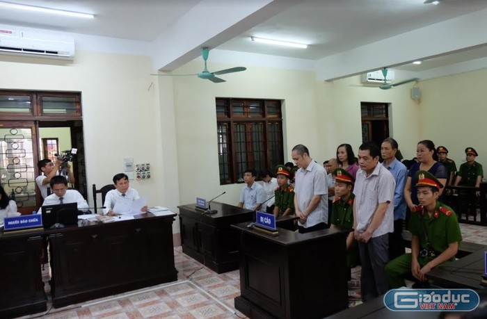 Các bị cáo hầu tòa trong vụ tiêu cực thi cử tại Hà Giang. ảnh: Trần Phương.