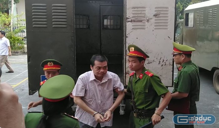 Bị cáo Nguyễn Thanh Hoài bị dẫn giải đến phiên tòa. ảnh: Trần Phương.