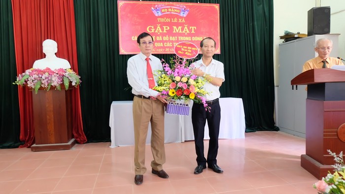 Đại diện Hội đồng nhân dân xã Đa Tốn tặng hoa, chúc mừng dòng họ Đặng thôn Lê Xá.