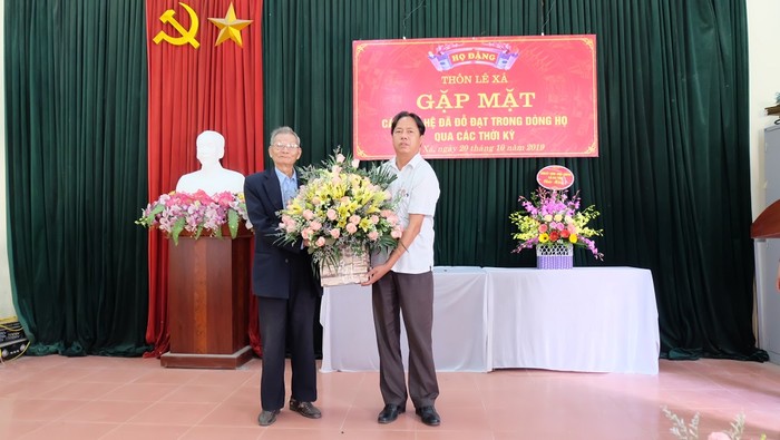 Với những đóng góp tại địa phương, chính quyền và nhân dân thôn Lê Xá có bó hoa chúc mừng dòng họ Đặng.